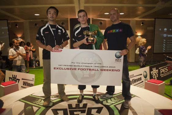 Im exklusiven Interview spricht PC Games mit Seabass und Jon Murphy. Bild: Seabass und Murphy mit dem Gewinner der PES-2010-Finals.