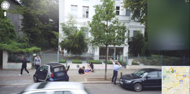 Die Geburt auf offener Straße. Der vielleicht erste deutsche Street View-Fake, der im Internet die Runde machte.