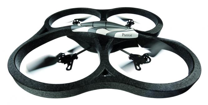 Politiker warnen vor privaten Drohnen wie der Parror AR.Drone für iPhone und Co. Eine gesetzliche Regelung gibt es bislang aber nicht.