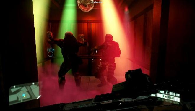 Elevator Action mal anders: Auch Soldaten müssen sich erholen. Ob der Nanosuit dabei manchmal im Weg ist, ist nicht bekannt. 