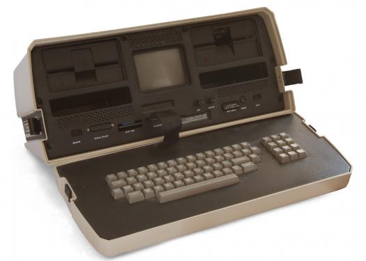 Der Osbourne 1 war der erste tragbare Computer der Welt. Ein Akku war nicht verbaut, er musste via Kabel an das Stromnetz angeschlossen werden.
