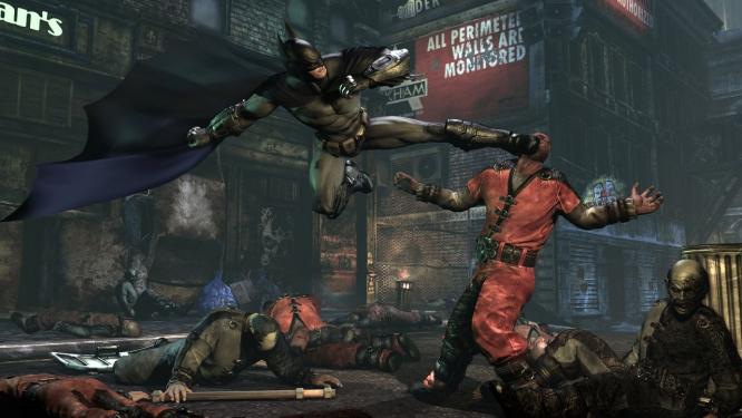 Ins Gesicht. Mit einem gezielten Tritt könnt ihr den Bösewichten in Batman: Arkham City das Fürchten lehren.