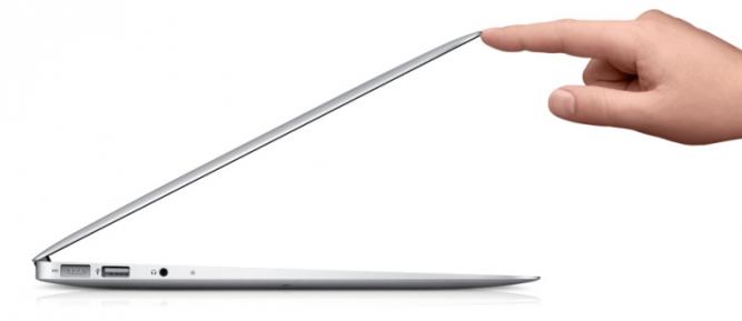 Macbook Air: Einem Bericht zufolge will Apple auch die Macbook Pro-Variante in einer dünnen Fassung anbieten.