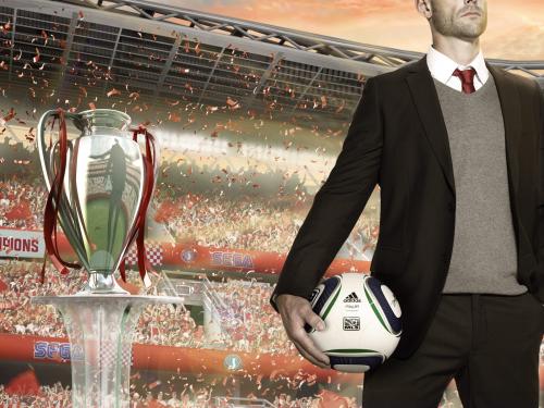 Football Manager 2012 (Sega) und Fußball Manager 12 (EA) erscheinen fast zeitgleich. Weshalb sich der japanische Publisher auf einen offenen Schlagabtausch mit dem populären Konkurrenz-Spiel einlässt, ist uns nicht bekannt. 