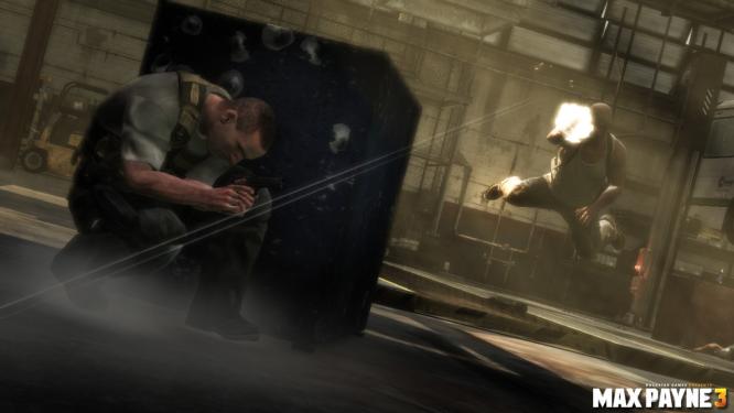 Achtung, Tiefflieger! Hier seht ihr Max in Aktion, denn auch in Max Payne 3 dürft ihr wieder mit Bullet-Time herumspielen.