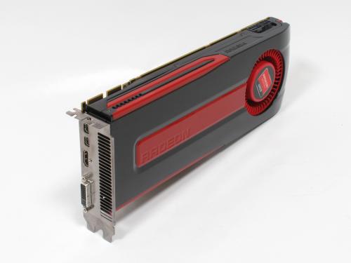 Taktet ein Prozessor der Radeon HD 7970 mit 925 MHz, soll die Doppel-GPU-Lösung in der Radeon HD 7990 nur mit 850 MHz pro GPU daher kommen.