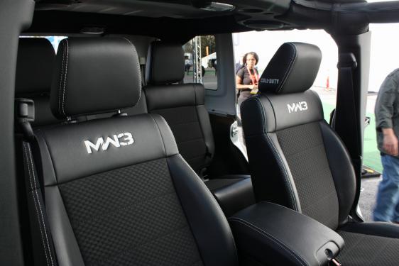 Hier seht ihr den Jeep Wrangler im Modern Warfare 3-Design. Der Wagen soll als Fünftürer satte 40.000 US-Dollar kosten. (6)