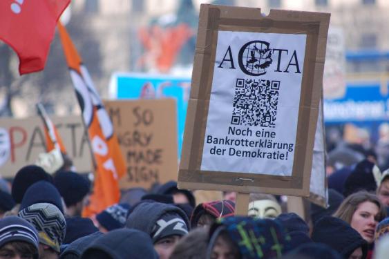 Die Proteste gegen ACTA scheinen vorerst erfolgreich zu sein. Die EU-Kommision will das Gesetz nun juristisch prüfen lassen.