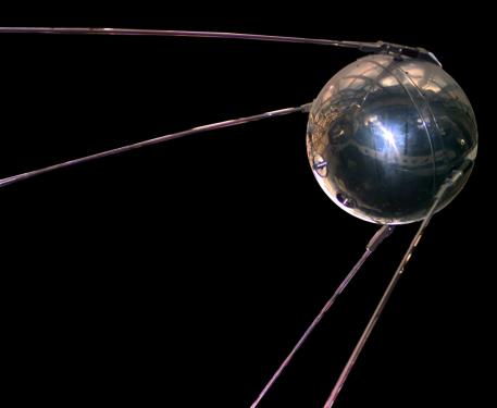 Sputnik (hier im Bild) ist der erste Satellit überhaupt - die Technik vom Erdbeobachtungssatellit Envisat ist mit dem Satelliten-Großvater allerdings kaum zu vergleichen.