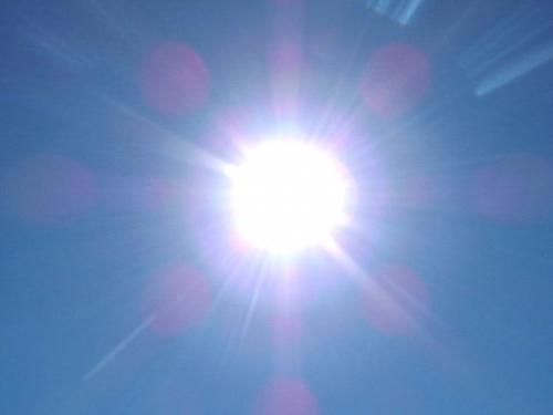 Auch im Winter ist es bei Vitamin D-Mangel empfehlenswerter, sich dem Sonnenlicht auszusetzen, als ein Solarium zu besuchen. 