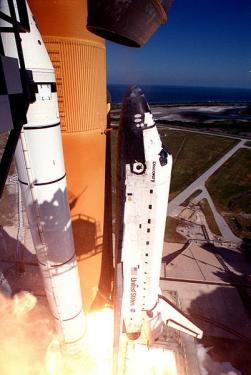 1984 flog die Discovery das erste Mal ins All. Hier sieht man sie bei ihrem Start 1995 vom Kennedy Space Center.