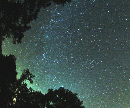 Sternschnuppen entstehen, wenn die Staubpartikel von Gesteinsbrocken mit hoher Geschwindigkeit auf die Atmosphäre treffen.