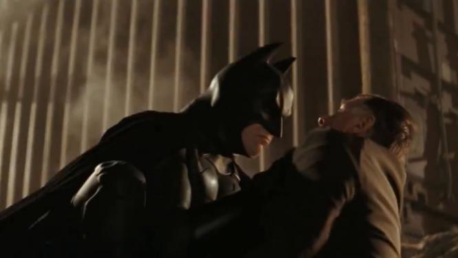 Sturzflug mit tödlichen Folgen: Ohne einen größeren Umhang würde Batman verunglücken, so eine aktuelle Studie (Szene aus Batman begins). 