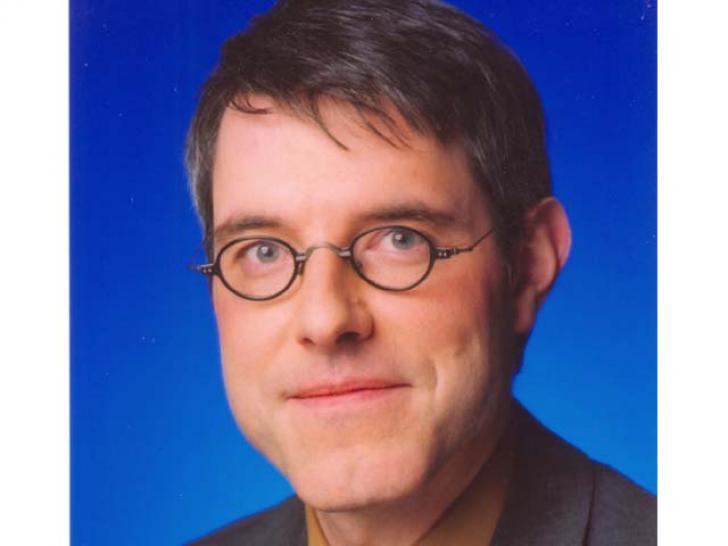 [04/02/04] Martin Lorber, Pressechef von Electronic Arts Deutschland.
