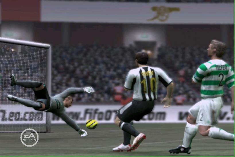 [04/08/06] Michael Owen hat abgezogen - ob das Leder auch im Tor landet? Eine neue Schuss-Kontrolle soll präziseres Zielen als bei FIFA 06 ermöglichen.