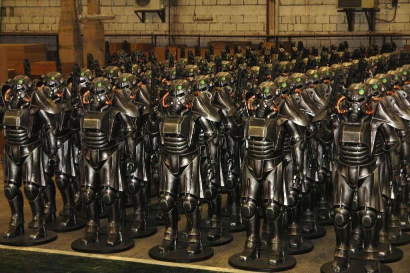 [26/07/08] Fallout 3: Bethesda hat unzählige Brotherhood of Steel-Soldaten anfertigen lassen, die in diversen Geschäften zur Schau gestellt werden und zu Promo-Zwecken dienen.