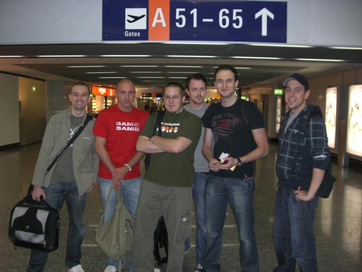 [05/09/08] Das (fast komplette Team der Zombiejäger von links nach rechts: Boris, Begleitperson von Publisher EA, Uwe Herberth, PC Games-Redakteur Robert Horn, Comic-Zeichner Oskar Pannier, Leser Florian Weber und ganz rechts Sebastian Thöing. Es fehlt: Michael Burkarth. Der schießt nämlich gerade das Bild.