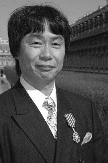 [25/09/08] Name: Shigeru Miyamoto Bekannte Spiele: Super Mario, The Legend of Zelda Kurzbiografie: Er ist das strahlende Gesicht von Nintendo, Shigeru Miyamoto. 1952 in Kyoto, Japan geboren, beendete er 1977 sein Industrie-Design-Studium. Vitamin B sei Dank fand er noch im selben Jahr eine Anstellung als Künstler bei Nintendo. Das erste Projekt an dem er sich beteiligte, ein Arcade-Spiel namens Radar Scope, floppte und brachte das japanische Traditionsunternehmen in existenzielle Schwierigkeiten.   Ein Hit musste her! Auf Grundlage der Radar Scope-Hardware entwickelte Miyamoto Donkey Kong, featuring Jump Man und Pauline, mittlerweile besser bekannt als Super Mario und Prinzessin Peach. In den folgenden Jahren zeichnete er für fast alle Spiele der Franchise verantwortlich, inklusive The Legend of Zelda, F-Zero und Star Fox. Seine wenige Freizeit nutzt Shigeru Miyamoto nur selten zum Spielen, er bevorzugt das Musizieren mit Gitarre und Banjo.  Springe zu: American McGee, Al Lowe, Peter Moore, Charles Cecil, Bill Roper, Jane Jensen, Guido Henkel, John Ricitiello, Randy Pitchford, Tim Schafer, Tim Sweeney