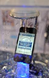 CES 2012: Nanobeschichtung schützt Smartphones vor Wasser