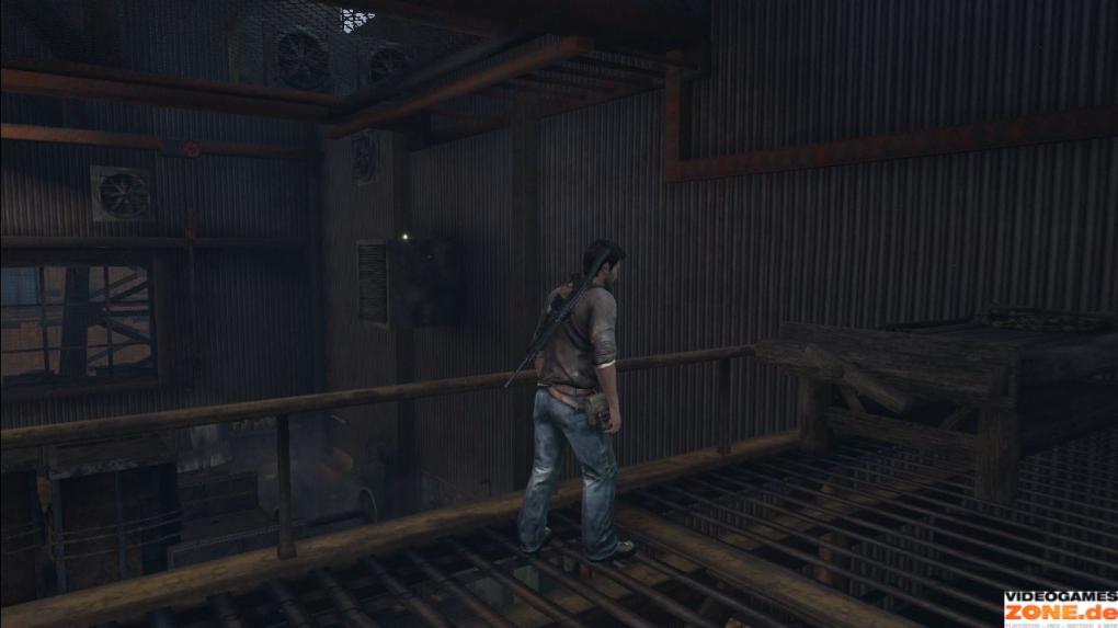 Schatz #43: In der Lagerhalle mit den Waggons hangeln wir uns an dem rostigen Rohr entlang zu den Metallstreben und von dort auf die Klimaanlage, wo der Schatz versteckt ist.