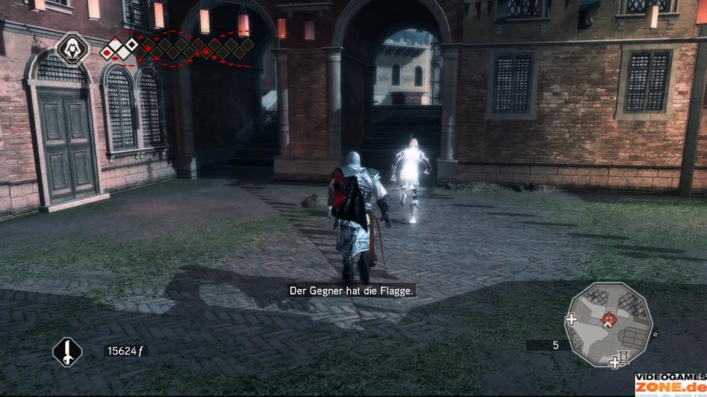 Sollte euch euer Gegenspieler die Flagge abjagen, müsst ihr ihn rammen, um das Stück Stoff zurückzuerobern. Anschließend rettet ihr euch auf die Dächer, da der Feind diese nicht so schnell wie Ezio erklimmen kann.
