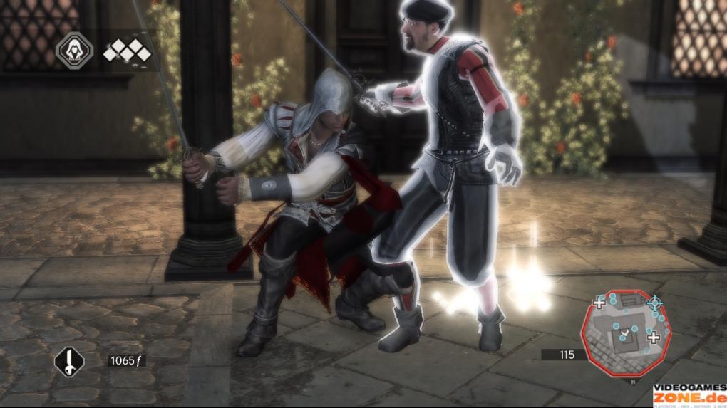 Draußen im Hof warten zwei bewaffnete Wachen auf Ezio. Die beiden Feinde erledigen Sie mit dem eben gefundenen Degen. Am besten parieren Sie die Angriffe und entledigen sich der Widersacher mit einem Konter.