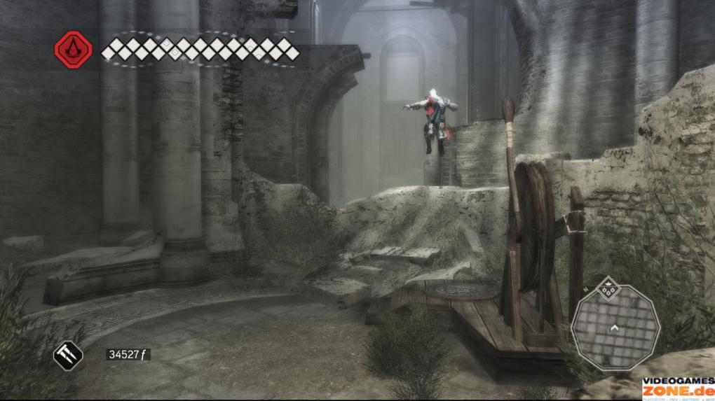 Klettert rechts auf die Mauer und springt nach links. Beim kurzen Balken rennt ihr die Wand hoch, hüpft nach hinten und schwingt an den Stangen bis i die Gruft. Durch die Bodenluke gelangt ihr wieder nach draußen