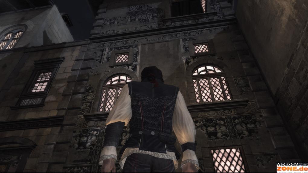 Von der Spitze des Turms aus springt Ezio in den Heuhafen und wendet sich nach Norden, wo sich links in einer Seitengasse der nächste Checkpoint befindet. Cristinas offenes Fenster erreichen Sie, indem Sie sich an den Vorsprüngen darunter nach oben ziehen.