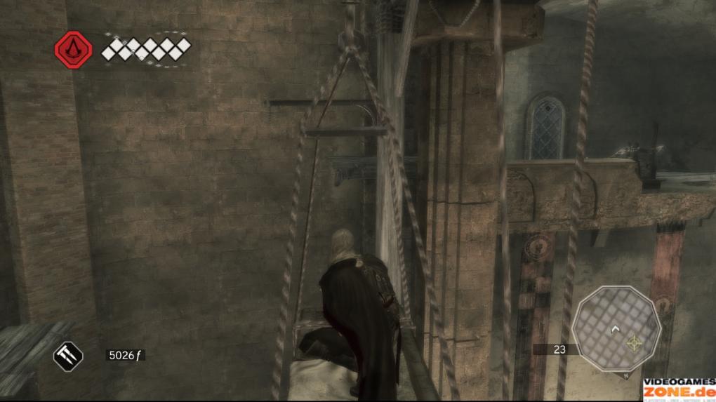 Nach der Zwischensequenz wenden wir uns nach links und klettern an den hervorstehenden Steinen an der Wand nach oben. Vom Balkon aus hüpfen wir auf den am Seil hängenden Sarkophag hinüber, dann geht es nach links über die Stangen zum nächsten Hebel.