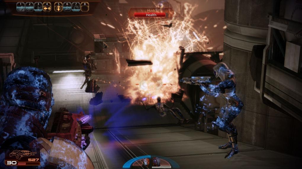 1.13 Reaper-FFS: Im Inneren des Reapers befinden sich überall explosive Flaschen und Kisten, die wir mit einem Schuss entzünden können, um so die Husks in Brand zu setzen.