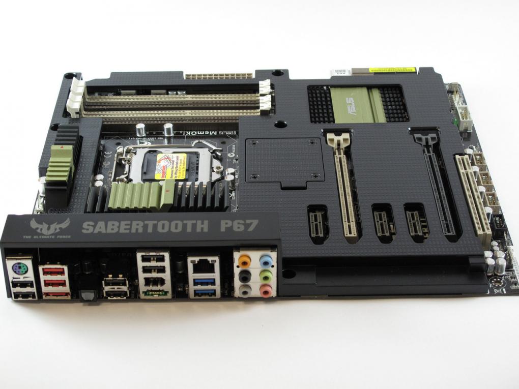 Das Asus Sabertooth P67 punktet mit seinem Design