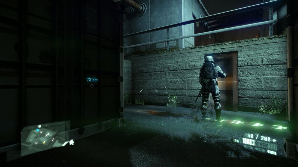Crysis: Der Tarnmodus wird nun blitzschnell mit der E-Taste aktiviert. Die grünen Fußspuren sind ein Effekt des Fährtensucher-Upgrades, damit werden die letzten Schritte von Gegnern grün schimmernd am Boden dargestellt. So weiß der Spieler, welche Routen der Gegner abläuft. 
