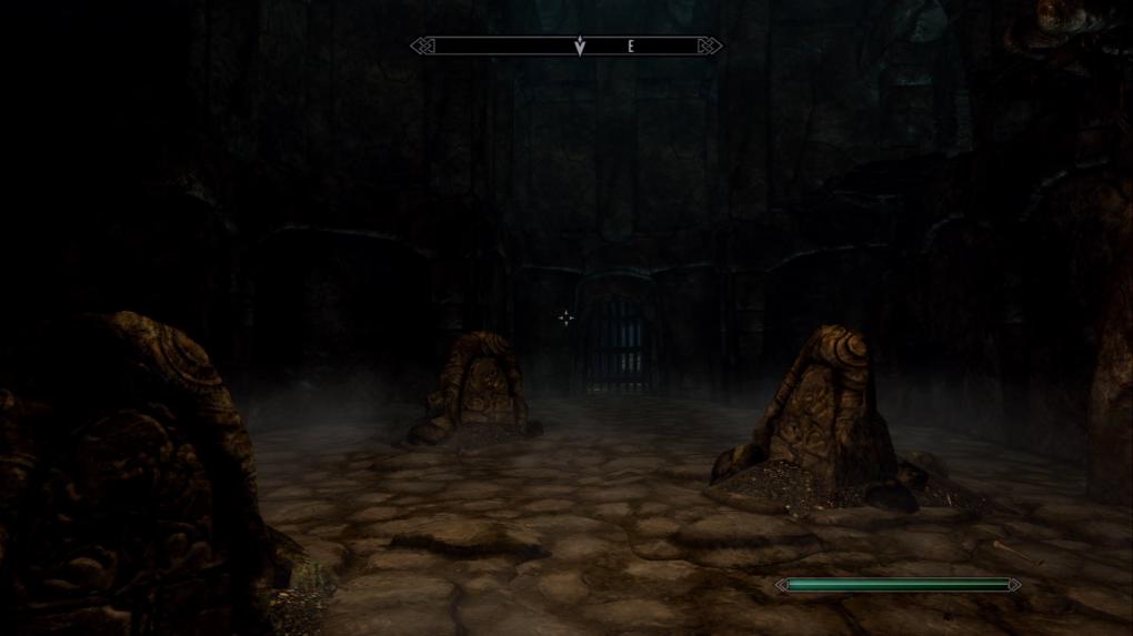 Flink zu Fuß sollte der Dovahkiin hier sein. An den Steinen im Vordergrund sprinten wir vorbei und nutzen dann den Wirbelwindsprint-Schrei, um rasch durch die Falltür zu kommen.