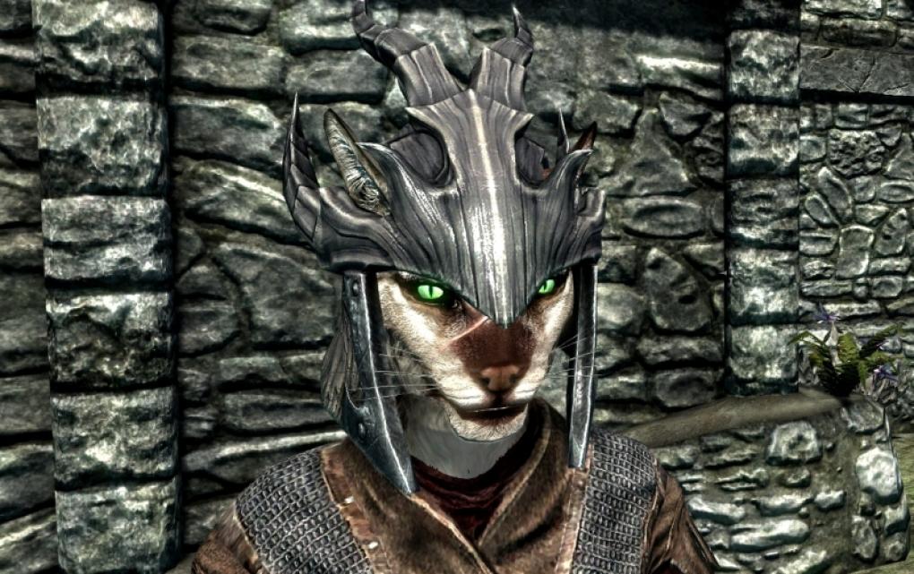 Hier könnt ihr sehen, dass die Ohren der Khajiits nun aus der Öffnung des Helmes herausragen. 