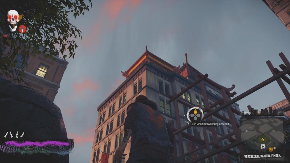 Lantern District: An der oberen Ecke des Hauses neben dem Gerüst.
