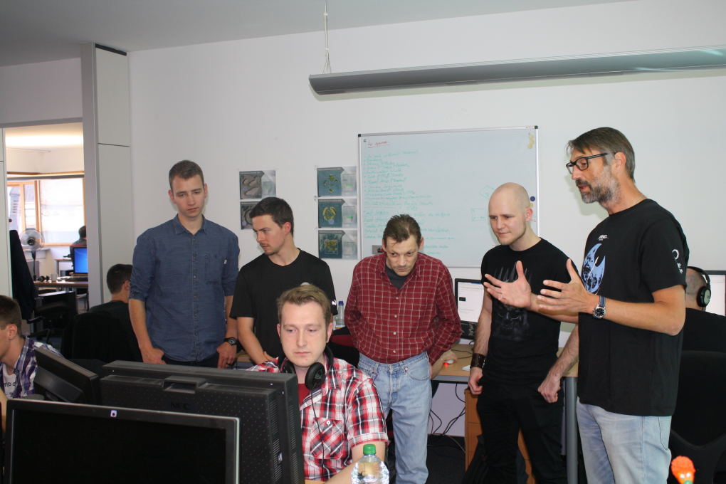 Burkhart Ratheiser (ganz rechts) im Gespräch mit PC-Games-Lesern im Rahmen der Sneak-Peek zu Anno 2205.