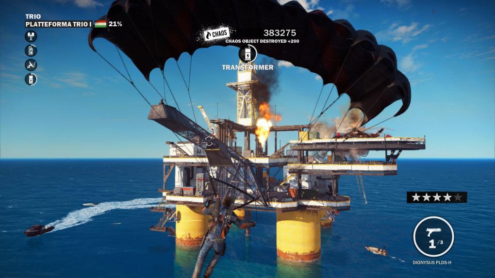 Am Fallschirm hängend, kann Rico Rodriguez in Just Cause 3 ganz nach Bedarf sein gesamtes Waffenarsenal einsetzen.