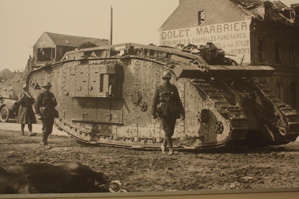 Tank Museum Bovington: Die Rhomboid-Form der Panzerbaureihe vom Typ Mark sorgte im Ersten Weltkrieg für den dringend benötigten Fortschritt der Alliierten, um die gegnerischen Gräben durchbrechen zu können.