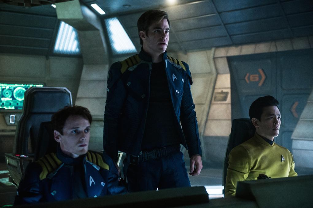 Kirk (C. Pine, Mitte) auf der Brücke. Neben ihm Chekov (A. Yelchin, links) und Sulu (J. Cho, rechts), dem die Macher ein sehr privates Rollendetail zuschrieben.