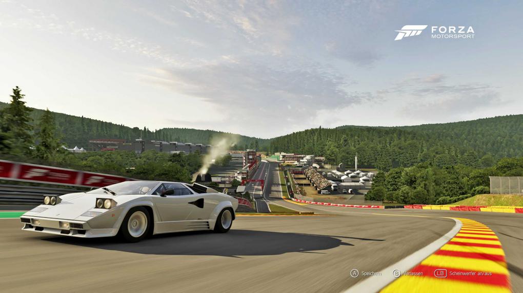 Die berühmteste Kurve der belgischen Rennstrecke in Spa, die Eau Rouge, ist im neuesten Motorsport-Titel enthalten. (Forza 6)