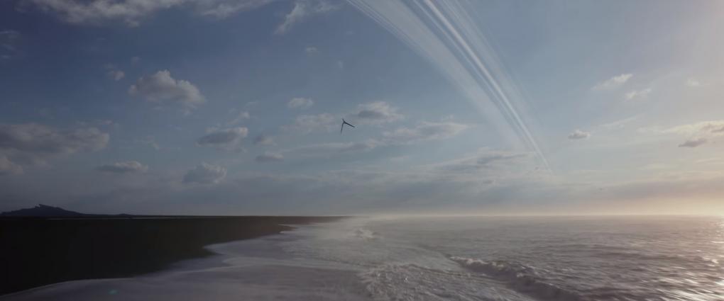 Wunderschöne Kameraarbeit: Ein Shuttle fliegt über einen Strand, am Himmel sind Planetenringe zu sehen.