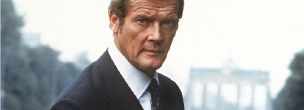 Roger Moore als James Bond vor einem altbekannten Wahrzeichen von Berlin.