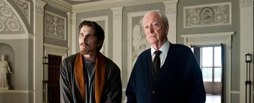 Bruce Wayne mit seiner Ersatz-Famile und Butler Alfred Pennyworth ('Batman Begins')
