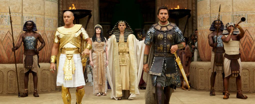 Ein Brite und ein Australier spielen Moses und Ramses II. in 'Exodus - Götter und Könige' und sehen zwischen den dunkelhäutigen Lanzenträgern erst recht weißgewaschen aus