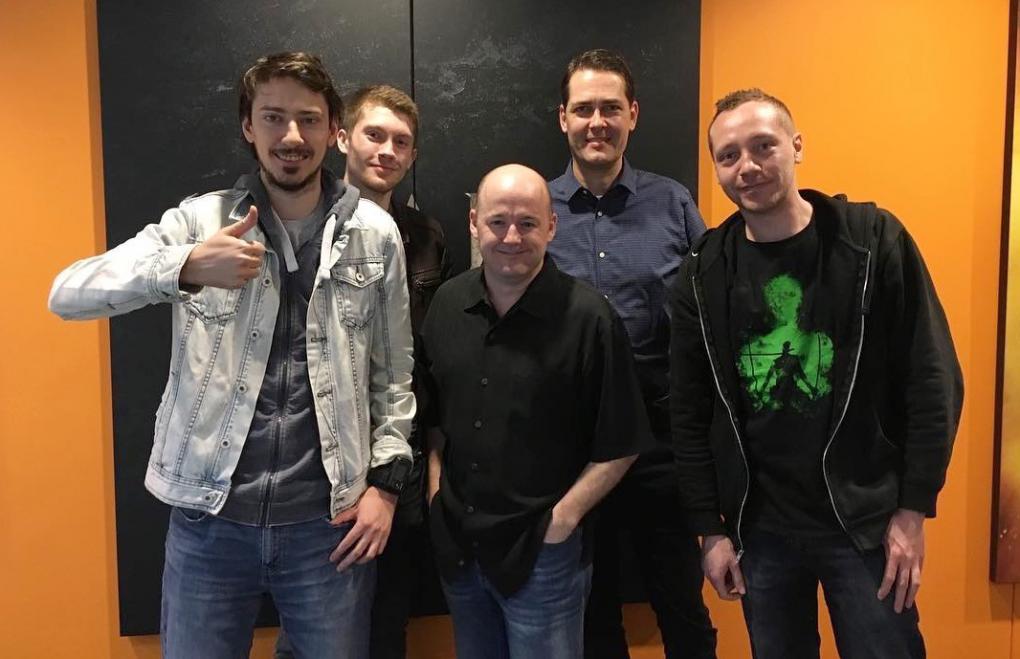 Unser Autor Roland Austinat mit Presse-Kollegen aus Russland (vorne links), Frankreich (links hinten und vorne rechts) und id-Studioboss Tim Willits.