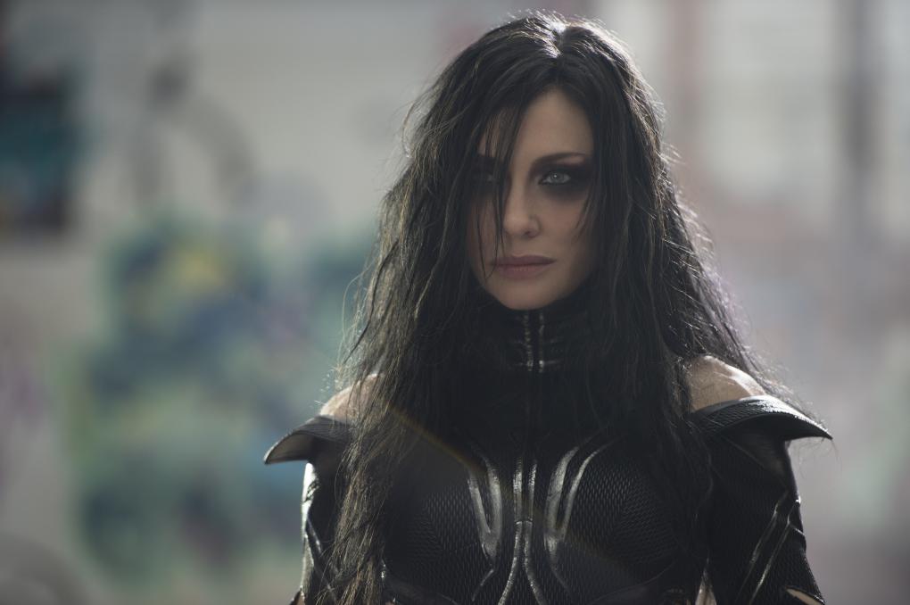 Die düstere Hela gibt in 'Thor: Tag der Entscheidung' ihr Debüt. Welche Kräfte hat die Frau, die im Trailer schon Thors Hammer zertrümmert?