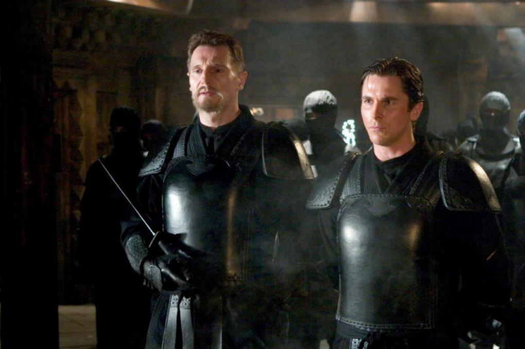 Der neureiche Bruce Wayne wird in 'Batman Begins' (2005) von Ra’s al Ghul ausgebildet.