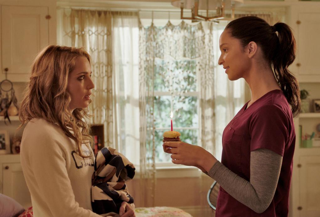 Tree (links) erlebt einen außergewöhnlichen Geburtstag in 'Happy Death Day'.
