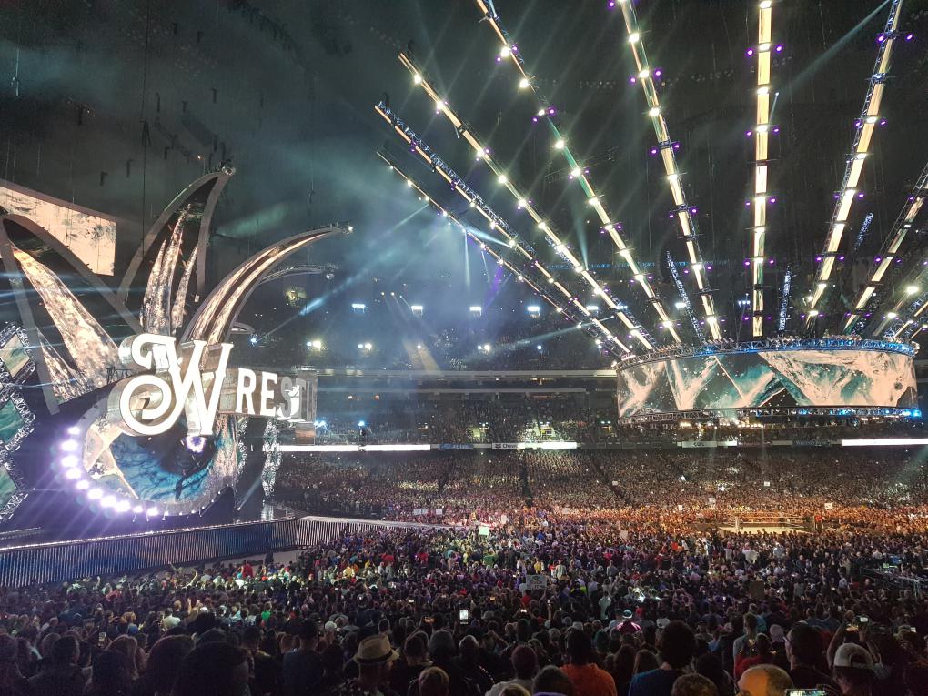 Die Kulisse im Superdome war absolut atemberaubend. Knapp 80.000 Wrestling-Fans feierten hier eine riesige Party.