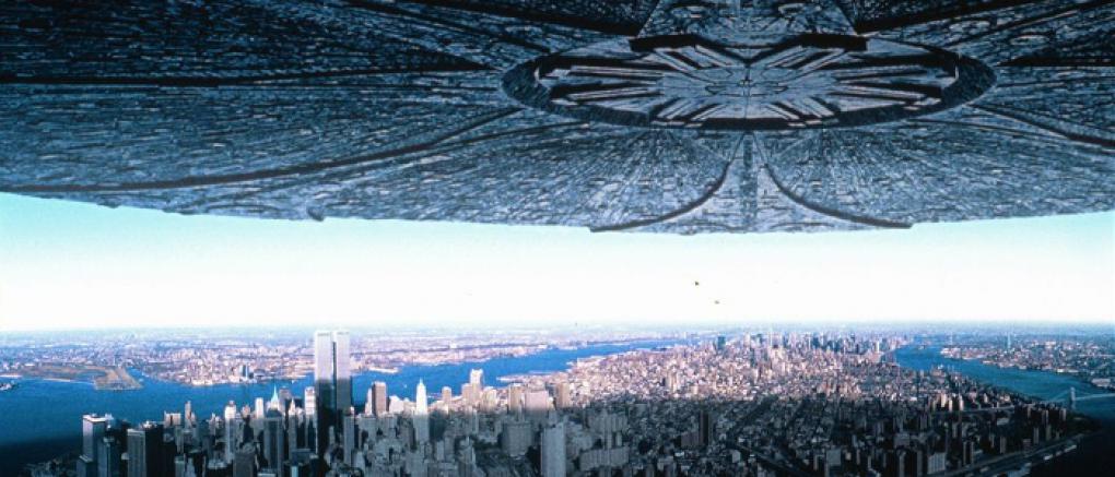 In Independence Day erscheint ein riesigen Alien-Raumschiff im Orbit.